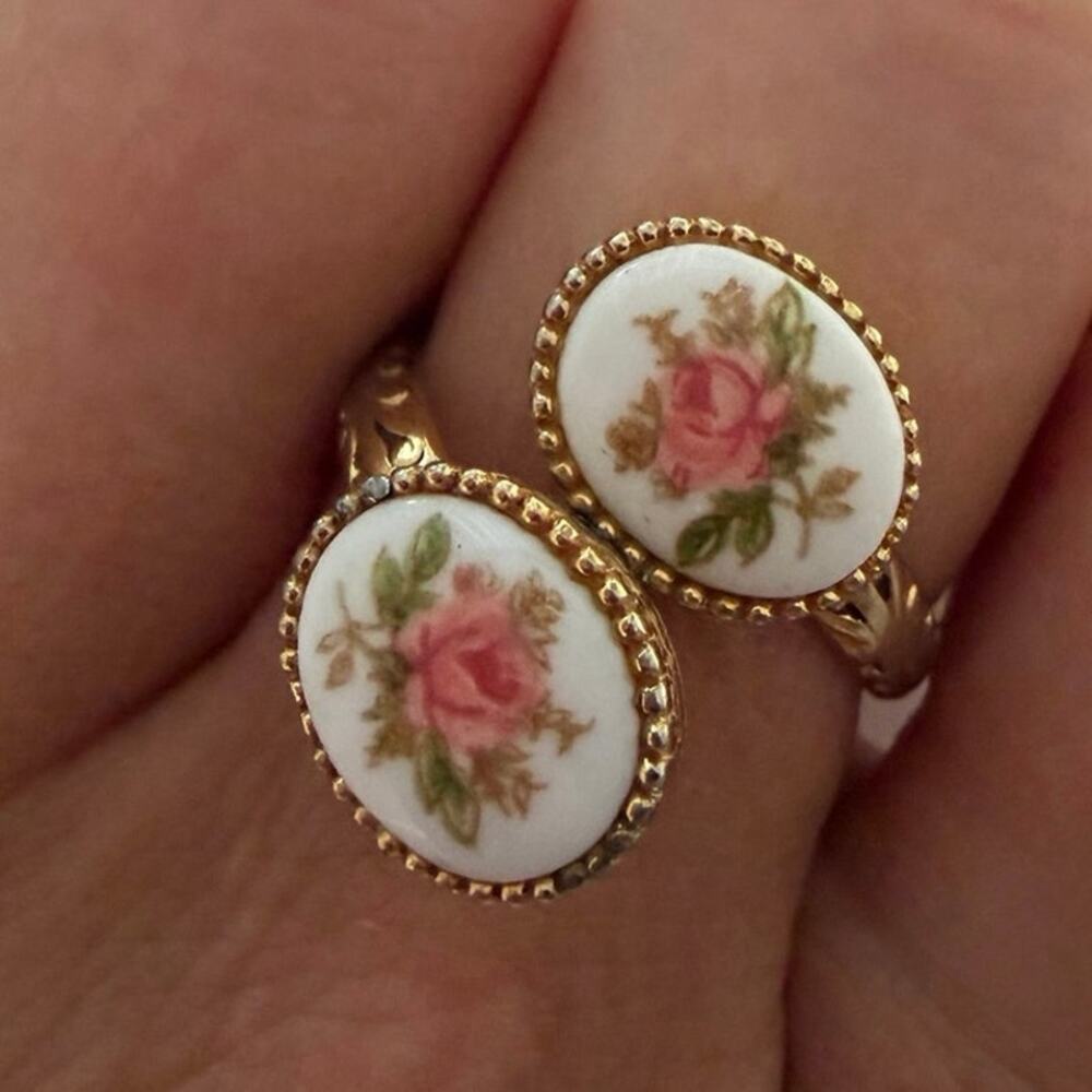 Vintage 1975 Sarah Coventry "Sweet Briar" Rose Porcelain Ring Fair Condition